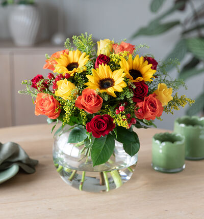 Fairtrade rosebukett med solsikker Fairtrade rosebukett med solsikker